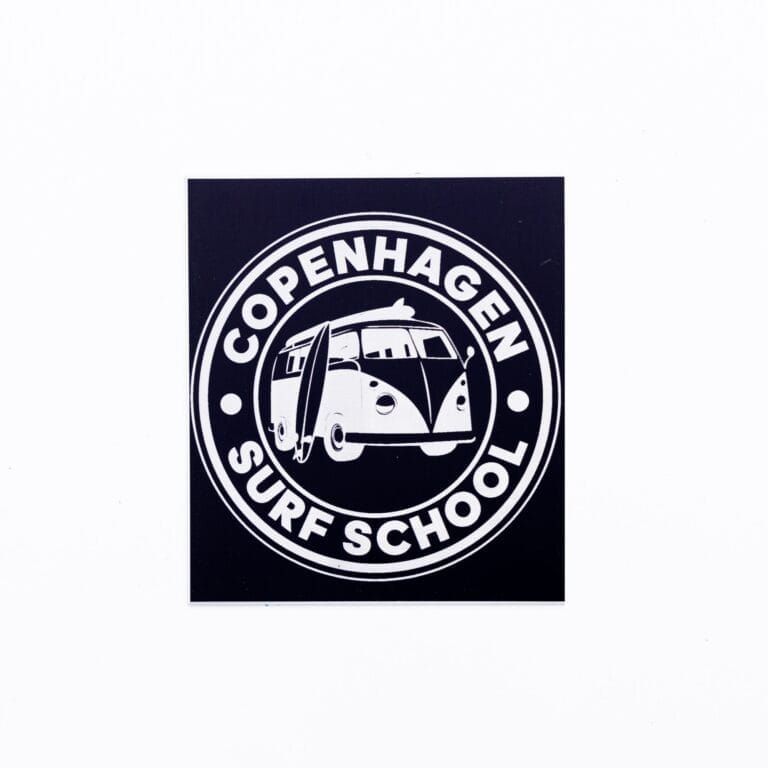 Logo for Copenhagen Surf School på sort baggrund