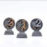 Tre præmietrofeer med numre 1, 2, 3