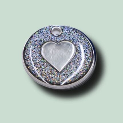 Rund vedhæng med hjerte og glitterdetaljer