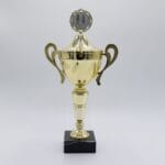 Gylden pokal med to håndtag og figur.