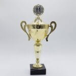 Guldpokal med to håndtag og figur
