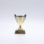 Guldpokal på hvid baggrund