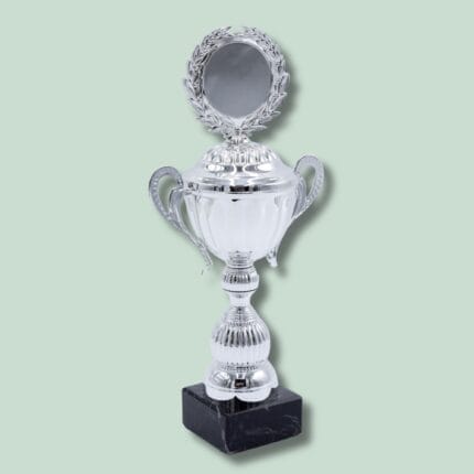 Sølv pokal med sort sokkel