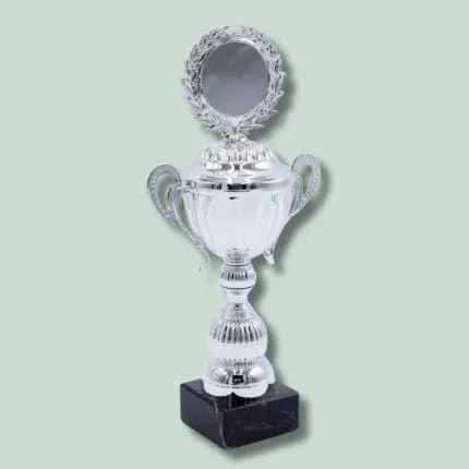 Sølv pokal med sort sokkel