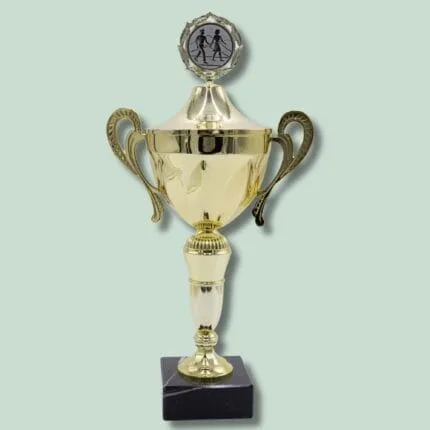 Guldpokal med sort sokkel og to håndtag