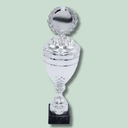 Sølv pokal på sort sokkel
