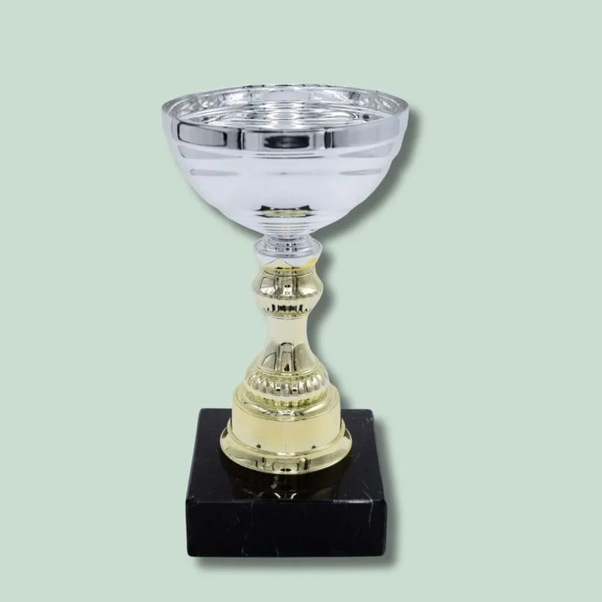 Sølv pokal på sort sokkel