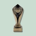 Guldpokal med laurbærkrans på grøn baggrund