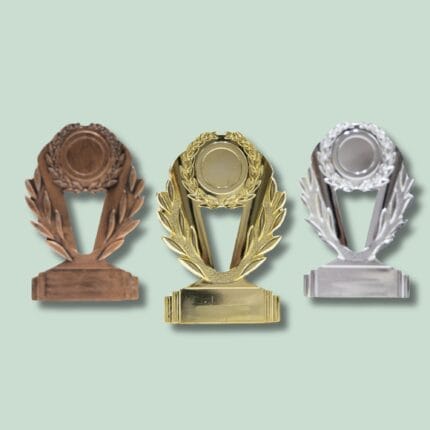 Guld, sølv, bronze trofæer på grøn baggrund