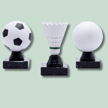 Skakbrikker formet som sportskugler i sort-hvid design.
