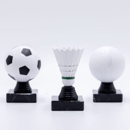 Fodbold, badmintonbold og golfbold på sokler