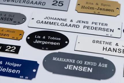 Forskellige navneskilte i forskellige farver og størrelser.