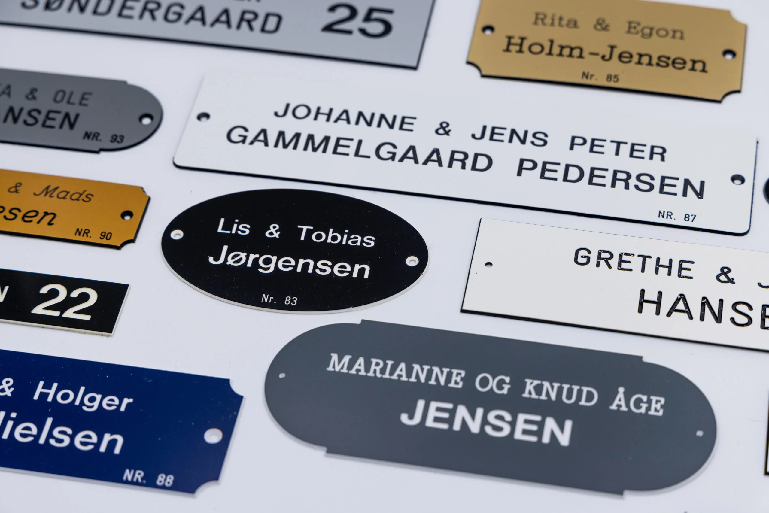 Forskellige navneskilte i forskellige farver og størrelser.