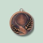 Bronzemedalje med laurbærblade på mintgrøn baggrund.