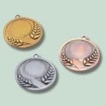 Guld, sølv og bronze medaljer med kransdesign