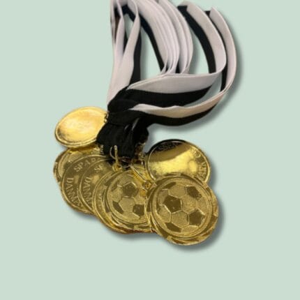 Guldfarvede medaljer med sort-hvide bånd, fodboldmotiver.