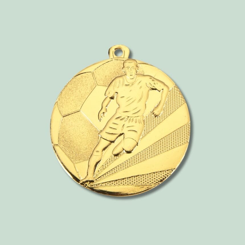 DRONNINGLUND - FODBOLD - GULD - GRØN Gyldent fodboldmedalje med spiller og bold motiv.