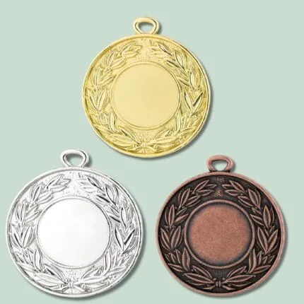 Guld, sølv og bronze medaljer med kransdesign