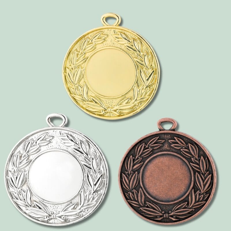 Guld, sølv og bronze medaljer med kransdesign