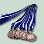 Brun medalje med blå-hvide bånd, tredjeplads
