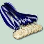 Gyldne medaljer med blå-hvide bånd