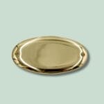 Gylden oval metalplade med huller til montering.