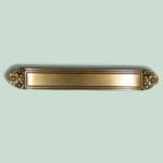 Dekorativt metalnavneskilt med ornamenter