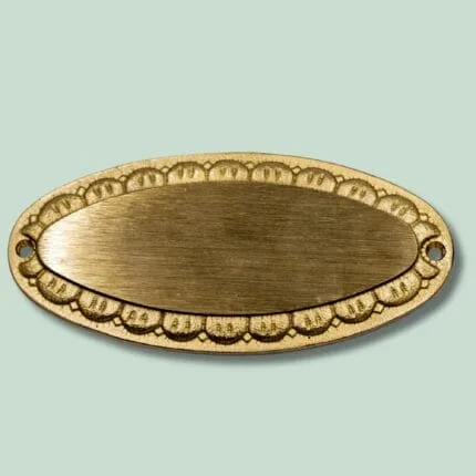 Oval messingetiket med udsmykning