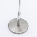 Metalstang med graveringer og snor.