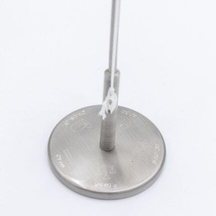 Metalstang med graveringer og snor.