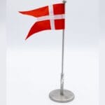 Dansk flag på lille metalflagstang med rund fod