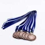 Bronzemedaljer med blå bånd på hvid baggrund