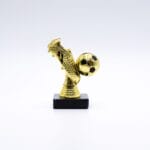 Gyldentrofæ med fodbold og fodboldstøvle på sokkel.