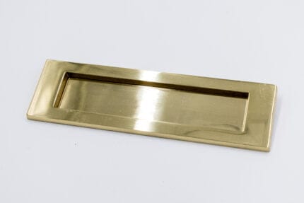 Gulddør indkast i minimalistisk design