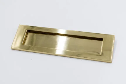 Gulddør indkast i minimalistisk design
