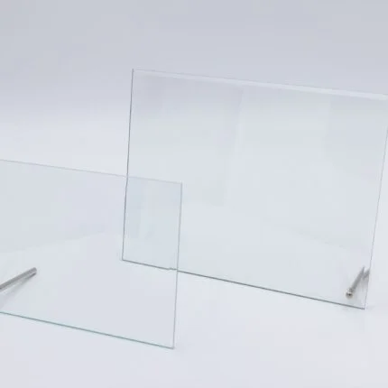 To rektangulære glasplader med metalstøtter