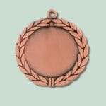 Bronzemedalje med laurbærkransdesign på lysegrøn baggrund.