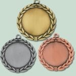 Guld, sølv og bronze medaljer på grøn baggrund.