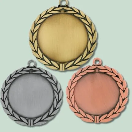 Guld, sølv og bronze medaljer på grøn baggrund.
