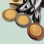 Guld, sølv og bronzemedaljer med sorte bånd.