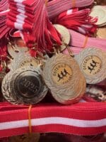 Medaljer med rødt/hvidt bånd fra Østerild løb 2025.
