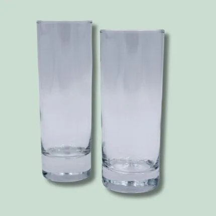 To høje glas mod grøn baggrund.