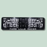 Nummerpladeholder med teksten 'Fars Lille Racer'.