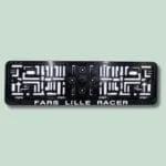 Nummerpladeholder med teksten 'Fars Lille Racer'.
