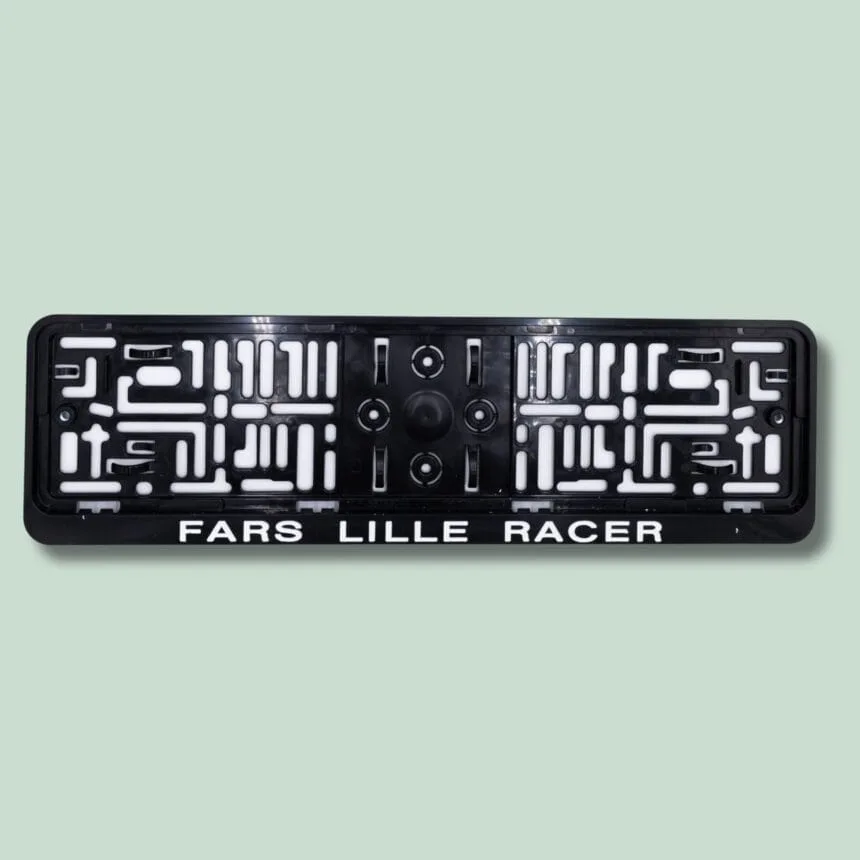 Nummerpladeholder med teksten 'Fars Lille Racer'.