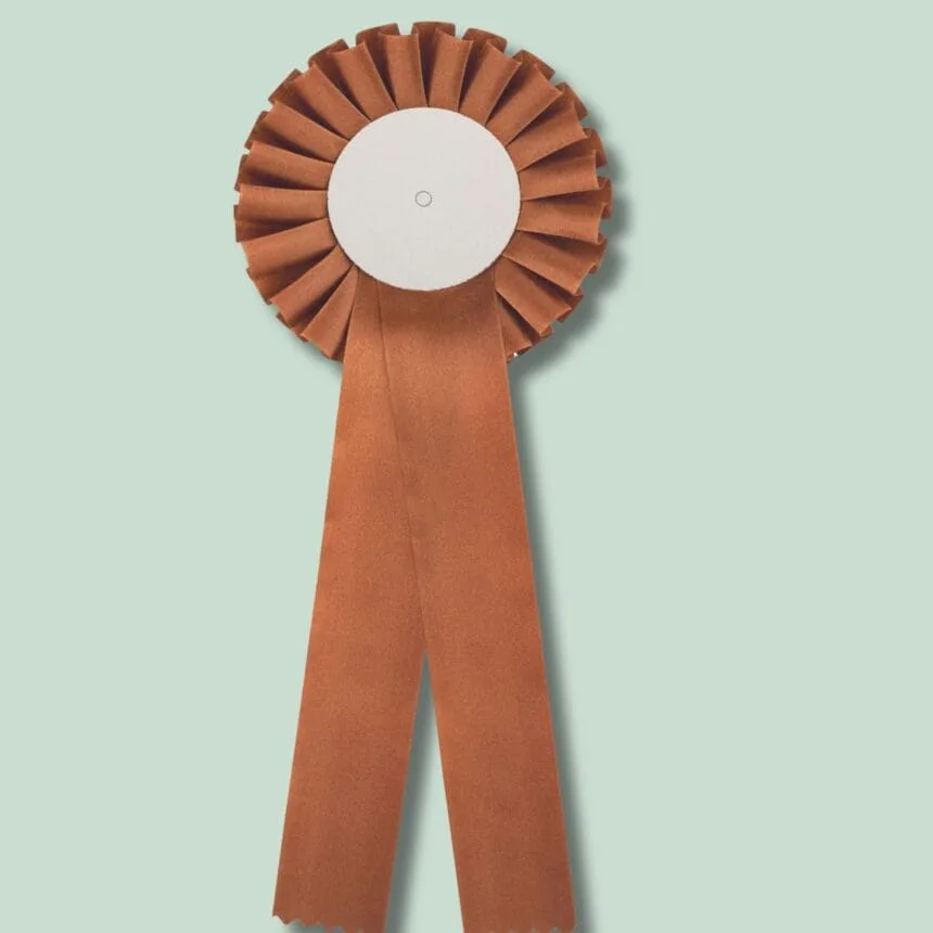 Orange præmieroset med bånd på lysegrøn baggrund.