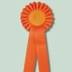 Orange rosette med hestehovedmotiv