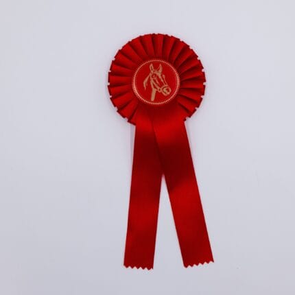 Rød rosette med hestemotiv