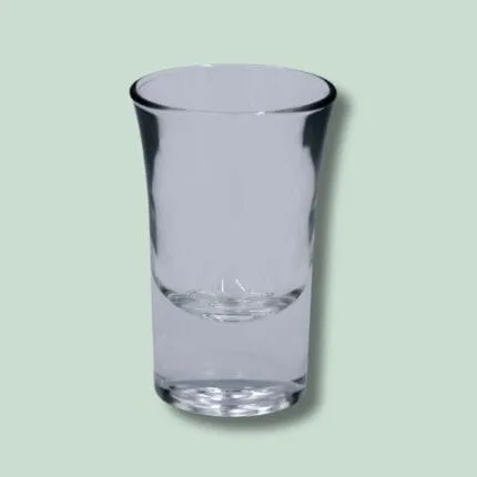 Tomme shotglas på lysegrøn baggrund