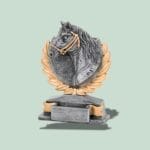 Hestehoved statue i metal og guld dekor.